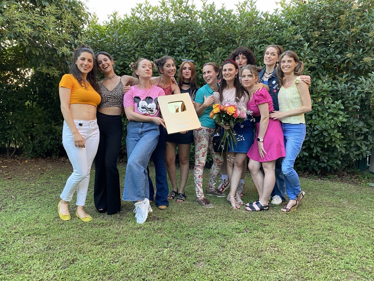 Foto di gruppo con il Gold Creator Award di YouTube